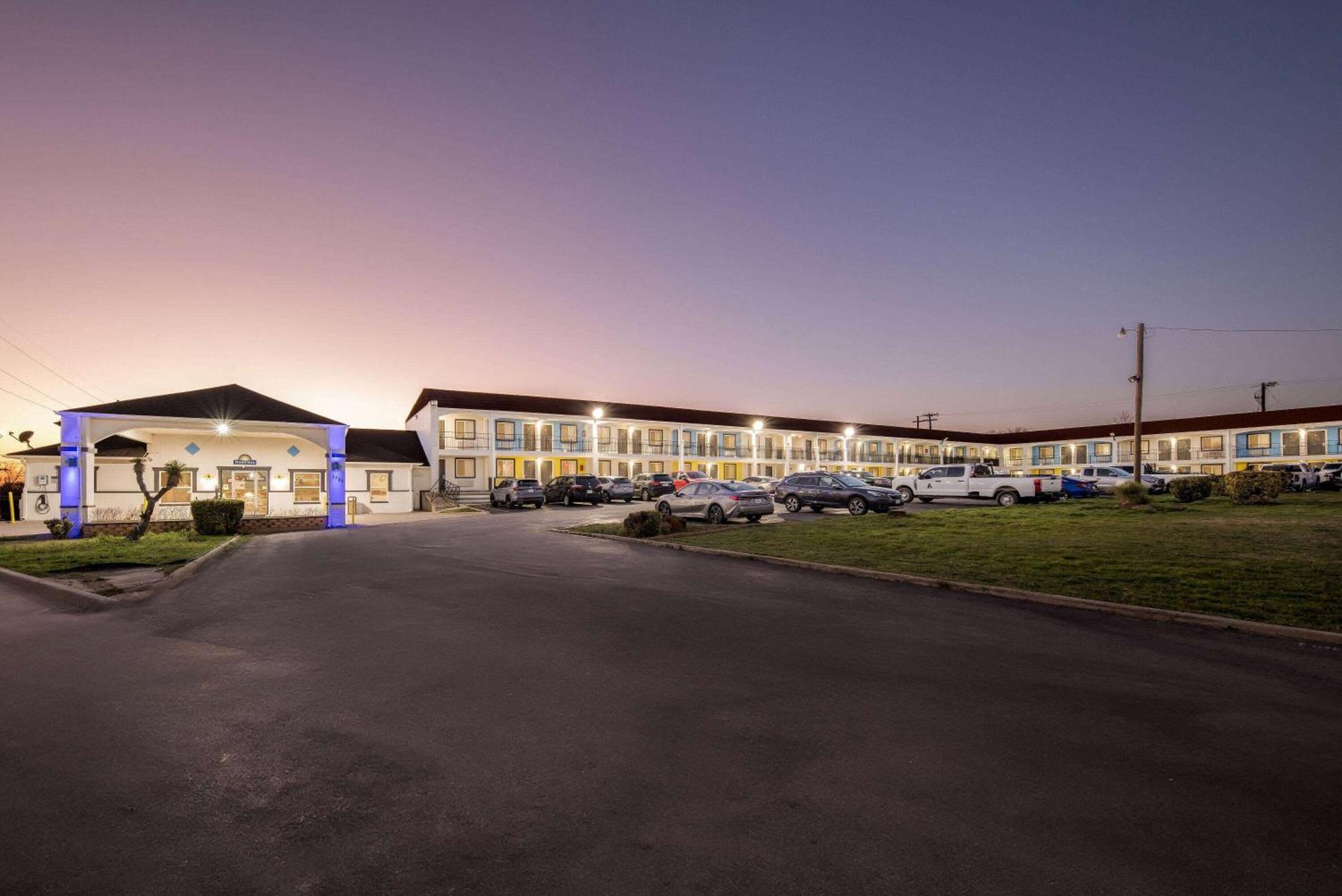 Days Inn By Wyndham Gainesville Exterior foto